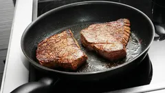 Ak sa vám pri vyprážaní jedlo lepí na panvicu, skúste tento spôsob – pomôže vyriešiť problém.