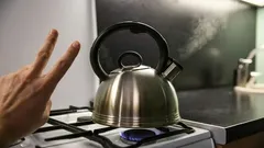 Je naozaj nebezpečné prevariť vodu dvakrát? Čo o tom hovoria vedecké poznatky?