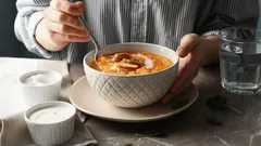 Prestaňte pridávať toto korenie do polievky – kazí chuť, no väčšina domácich kuchárov ho aj tak používa