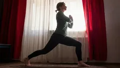 7 cvikov v stoji pre ľudí nad 45 rokov, ktoré sú účinnejšie ako hodinový tréning