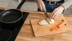 Čo opiecť ako prvé: cibuľu alebo mrkvu, aby ste získali dokonalý zeleninový základ do polievky?