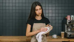 Treba utierať riad po umytí? Čo sa stane, ak ho často necháte mokrý